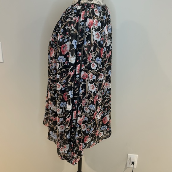 EUC WHBM Floral Pattern Flouncy Blouse Size 12 P2P 22” length 26” - Picture 4 of 7